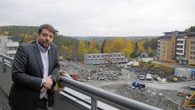 TROR PÅ SENTRUM: Kantor-prosjektet på Kolbotn er et av de nye boligbyggene som er på vei opp i Kolbotn sentrum. Megler Bjørn Vidar Lazar Braaten i DNB bekrefter at Kolbotn blir hetest på boligmarkedet i årene som kommer, akkurat som i dag.