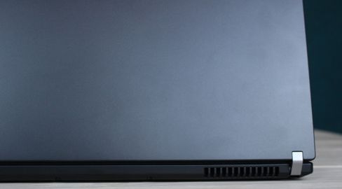 Lokket i mørk grå karbonfiber tolererer fingeravtrykk rimelig bra.