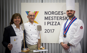 VINNERE: De to Norgesmestrene Bodil Hasselknippe og Elio Corsi sammen med oldermann i Oslo-lauget, Asle Faannessen. Foto: Ihne Pedersen.