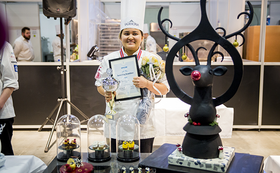TALENT: Mani Baadstø var en fortjent vinner av konkurransen NM Ung konditor som ble gjennomført på SMAK 2017. Foto: Ihne Pedersen.