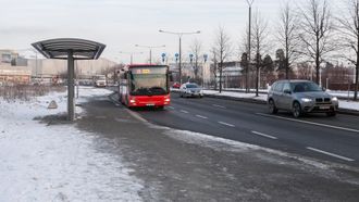 Ingen vet når Fornebubanen vil stå klar, så arbeidstakere og beboere på Fornebu må trolig belage seg på buss i mange år tid.