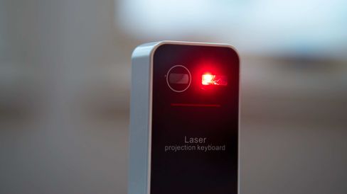 Øverst finner du laserprojektoren til høyre, og sensoren til venstre.