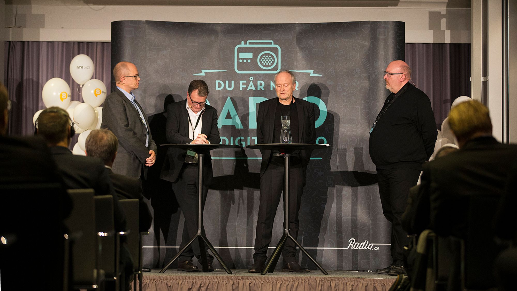 Teknisk sjef Hans Petter Danielsen i P4 (f. v.), avdelingsdirektør for medieutspilling og beredskap i NRK Øyvind Vasaasen og daglig leder Ole Jørgen Torvmark i Digitalradio Norway AS blir intervjuet av Jon Branæs, kanalsjef for NRK P1. Foto: Vilde Erikstad/Digitalradio Norge.