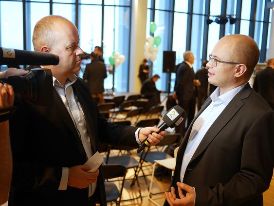 Daglig leder Ole Jørgen Torvmark (t. h.) i Digitalradio Norway AS blir intervjuet av Roy-Arne Salater i TV 2 i forbindelse med FM-slukkingen i Nordland den 11. januar 2017. Foto: Stian Sønsteng.