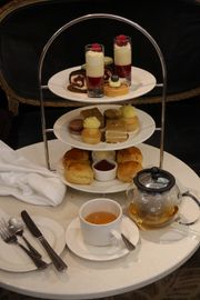 TILBEHØR: Nyter du afternoon tea i London er dette et nødvendig tilbehør.