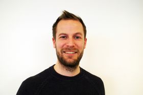 AVLIVER MYTER: Senior merkevaresjef for Norvegia, Karl Georg Raastad leser tallene i undersøkelsen med interesse.