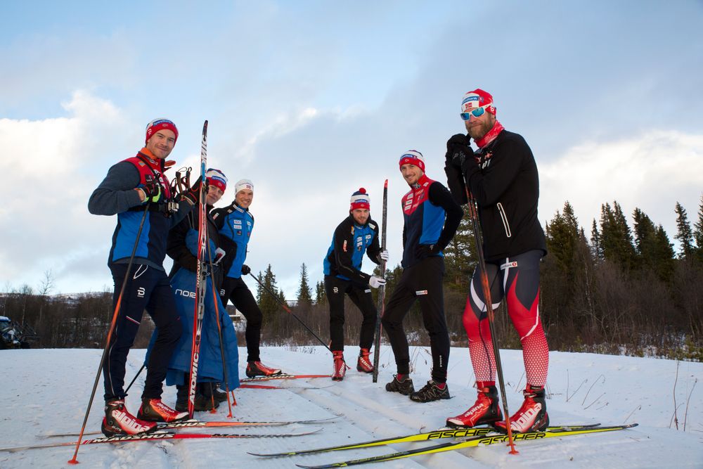 Student Andreas Skoglund (f.v.), veileder Astrid de Wijn, Olympiatoppens Felix Breitschädel, student Morten Dobloug, veileder Carlo Kriesi og Håvard Skorstad fra Ski 2018-prosjektet samlet i skiløypa.