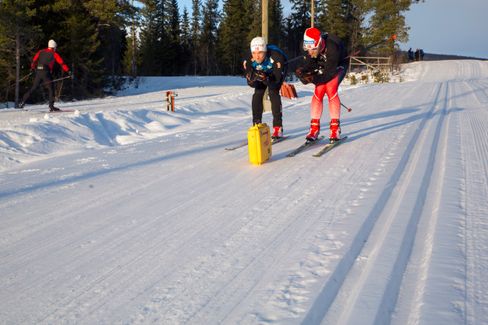 I samarbeid med selskapet Emit forsøker Olympiatoppen å forbedre programvaren og nøyaktigheten til tidtakingsbrikker slik at de kan brukes til parallelltesting av ski, og sende resultatene direkte til en app. Her tester Felix Breitschädel og Håvard Skorstad, som er ansatt i Olympiatoppen via prosjektet Ski 2018, to skipar mot hverandre.