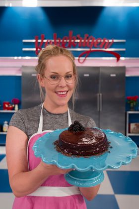 BAKEMESTER: Julie Delia Lie Steinfjell fra Kolbotn er med i Kakekrigen på FEM.