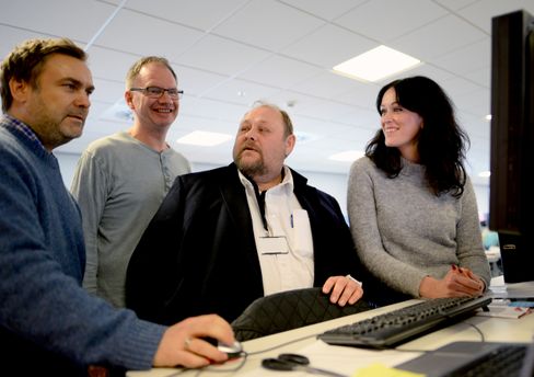 På desken, fra venstre: Forsidesjef Anders Ellingsen, redaktør for papir, Trond Stensåsen, ansvarlig redaktør Ulf André Andersen og utviklingsredaktør Ingeborg Heldal.