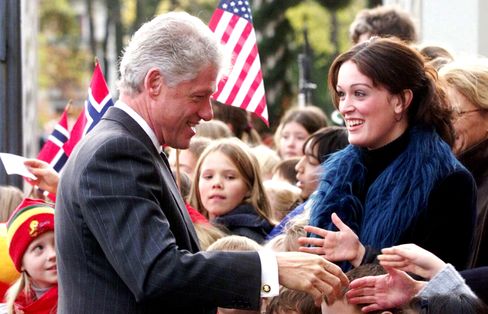 1. november 1999: USAs president Bill Clinton besøker Norge, og fremst sammen med elevene fra Uranienborg skole står klasseforstander for 4A, Ingeborg Heldal. Slik fikk hun sine «15 minutes of fame», og god drahjelp inn i media.
