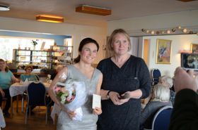 GIKK OPPMERKSOMHET FRA KOMMUNEN: Kommunalsjef Else Karin Myhrene ga blomster til Toppenhaug senoirsenter på den store dagen.