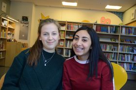 ENGASJERTE: Marthea Meier (t.v.) og Vipra Sharma fra Sofiemyrtoppen skole har valgt et annerledes, men svært givende valgfag denne våren!