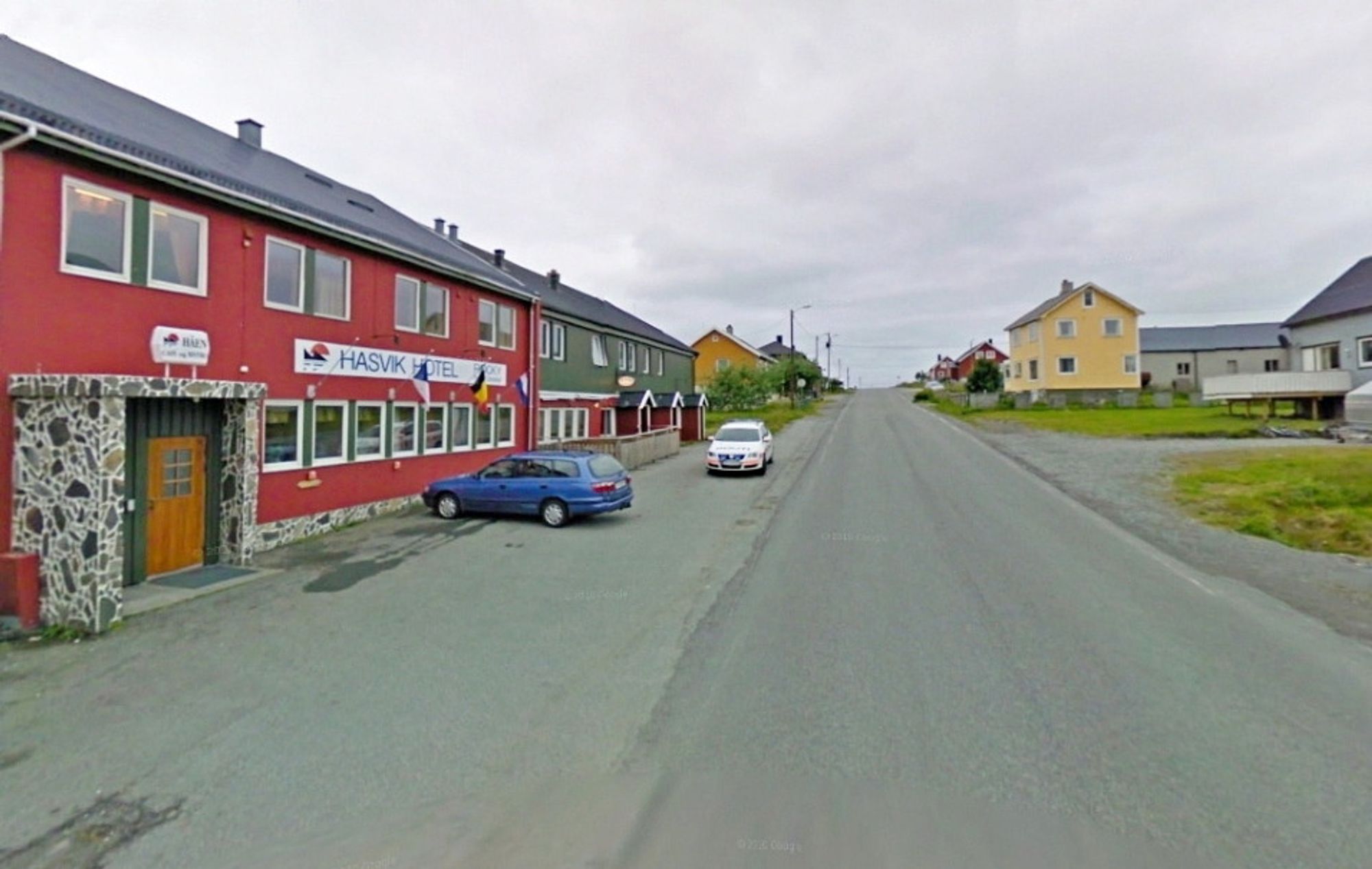 Anlegg Nord har gitt et lavt anbud på driftskontrakten for kommunene Alta, Hasvik, Kautokeino og Loppa. Bildet er fra fylkesveg 882 gjennom kommunesentret i Hasvik.