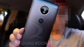 Baksiden av den vanlige Moto G5-modellen.