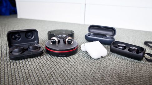 Alle kandidatene med unntak av Bragi The Headphone har ekstrabatteri i etuiet. Batterilevetiden varierer imidlertid ekstremt.
