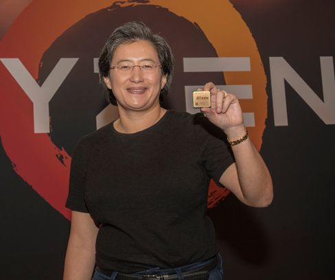 Toppsjef Lisa Su i AMD viser frem den nylanserte brikken.