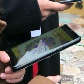 Dette skal være Galaxy S8 eller S8 Plus. Legg merke til den tynne skjermrammen.