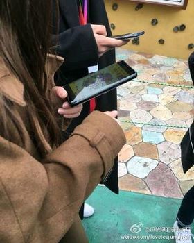 Skjermen strekker seg så langt ut at Samsung ikke virker å ha fått plass til logoen på fremsiden av telefonen.