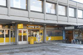 GULT ER KULT: Bort med det røde og inn med det gule. Fasaden og konseptet på Coop butikken i Sentrumsbygget er forandret fra Marked til Prix.