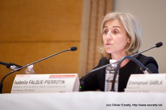 Isabelle Falque Pierrotin mener Microsoft prøver å sno seg unna personvernet til brukerne sine.