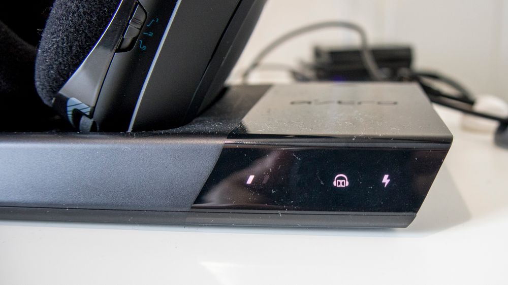Basen fungerer som stativ og ladestasjon, og har et display som viser batteritid og annen informasjon.