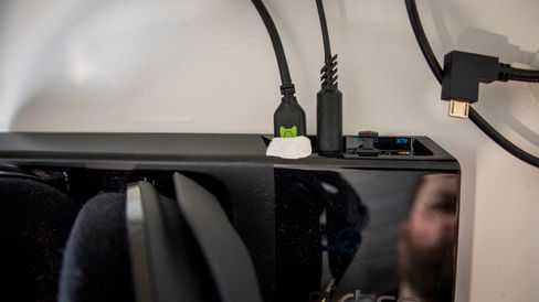 Bak basen finner vi inngang for mini-USB, optiske kabler og minijack. USB-kabelen sitter dårlig, så her har vi assistert den med litt skoletyggis/plakatklister - ikke så pent kanskje, men det synes ikke forfra.