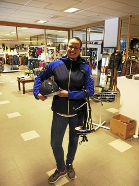 ÅPNET HESTEBUTIKK: – Vi håper mange finner frem til vår butikk, sier daglig leder i AK Hestesport, Alana Åsberg.