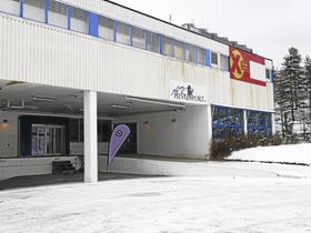 FRA BAKSIDEN AV BYGGET: Butikken AK Hestesport ligger i det samme bygget hvor Coop Extra Sofiemyr og Biltema holder til, men har innkjøring fra baksiden av bygget.
