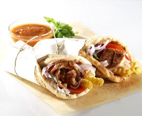 GYROS: Denne retten lages av marinert svinnekjøtt og serveres med tza- tziki, løk, tomat og pommes frites i pitabrød.