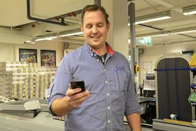 ÆLSKER NY ÆPP: Erlend Herbjørnrød, kjøpmannn på Rema 1000 Sofiemyr, synes den nye appen er veldig brukervennlig.