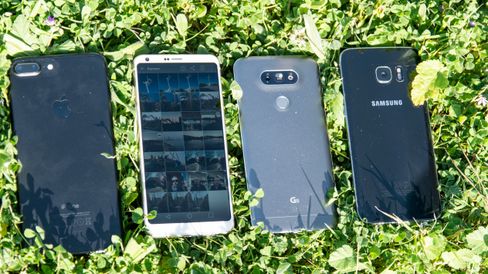 iPhone 7 Plus, LG G6, LG G5 og Samsung Galaxy S7 Edge. Felles for dem alle er at de er enten omtrent like store, eller større, samtidig som de har mindre skjerm enn G6.
