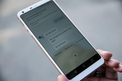 Google Assistant er med, men den må fortsatt snakkes engelsk til. Og humoren har ikke blitt noe bedre siden sist ...