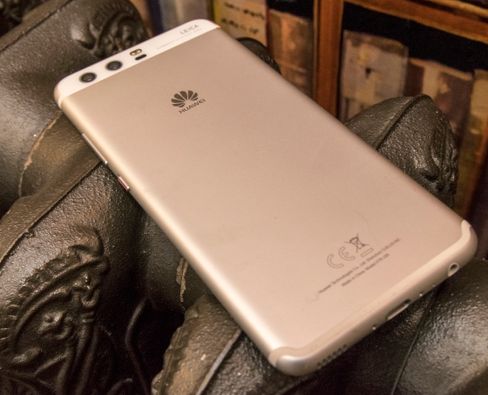 Aluminiumen er behandlet på en ny måte i P10. Det skal sikre grep og at telefonen ikke er mottakelig for fingeravtrykk. Begge påstander virker å stemme rimelig godt. Dette er enkelt og greit en god mobil å holde, og etter mye bruk har jeg ikke lagt merke til fingermerker.