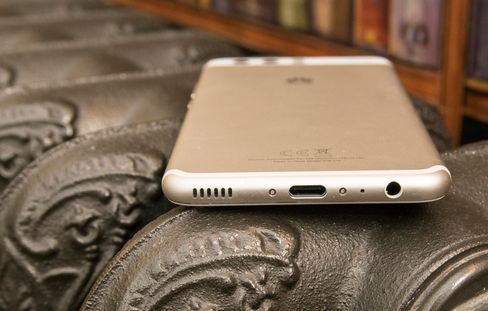 USB type-C og hodetelefonkontakt i bunnen av telefonen. Her er det også høyttaleren.