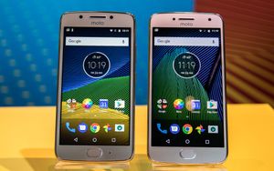 Moto G5 til venstre, Moto G5 Plus til høyre.