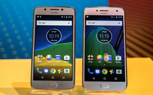 Moto G5 til venstre, Moto G5 Plus til høyre. Litt optisk illusjon får dem til å se nesten like store ut.