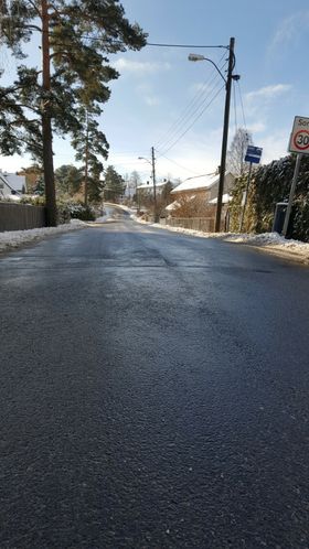 PÅ OSLO-SIDEN: Rett over på Oslosiden var Toppåsveien bar og ren på samme tid. Bildet er tatt av innsender av dette innlegget.