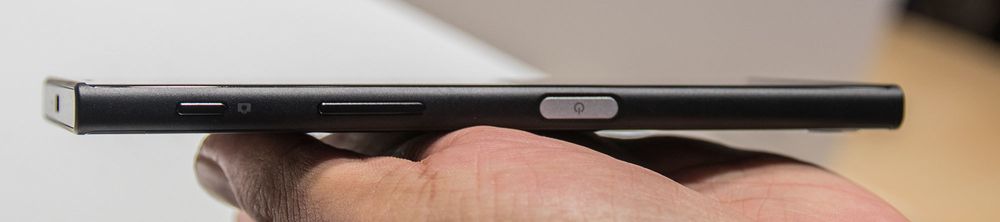 Fingerleseren er som vanlig på siden av telefonen.