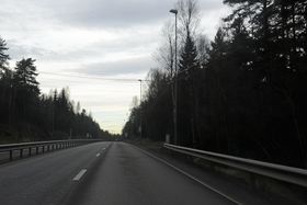 FULL FART: Dette er den tredje mest innbringende fotoboksen i landet, og den står på E18 på Svartskog. Likevel er den ikke nok til å ta alle fartssynderne.