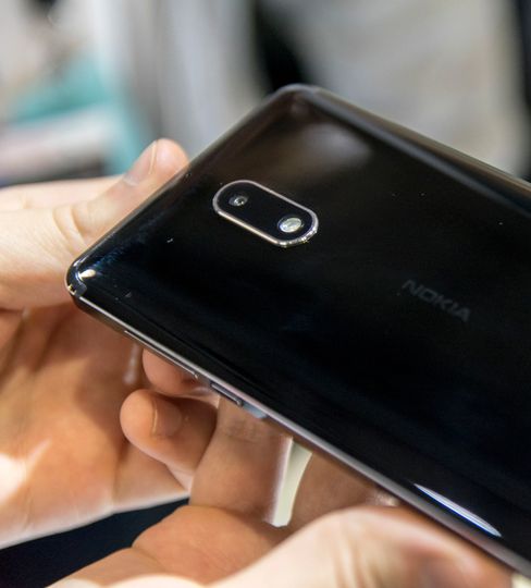 Nokia 6 i spesialutgave er er en speilblank fingeravtrykksmagnet, men den så enda noen hakk fjongere ut enn de andre variantene. Som regel blir mobilene greit pusset av stadige turer opp og ned av lommene uansett.