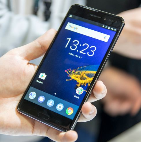 Hjemmeskjermen vekker umiddelbart assosiasjoner til Google Pixel som er på samme Android-versjon.
