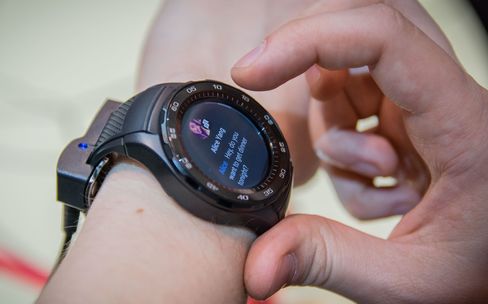 Klokken har innebygd 4G, så du kan sende meldinger og ringe fra den helt uavhengig av mobilen.