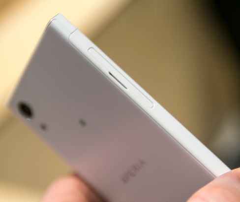 En luke med plass for minnekort og SIM-kort. Det skal også nevnes at varianten i matt hvitt ser rimelig snasen ut. Som oftest er hvite telefoner også blanke, og gjerne i glass. Dermed skiller denne seg faktisk litt ut, selv om hvitt i seg selv har vært en vanlig telefonfarge veldig lenge.