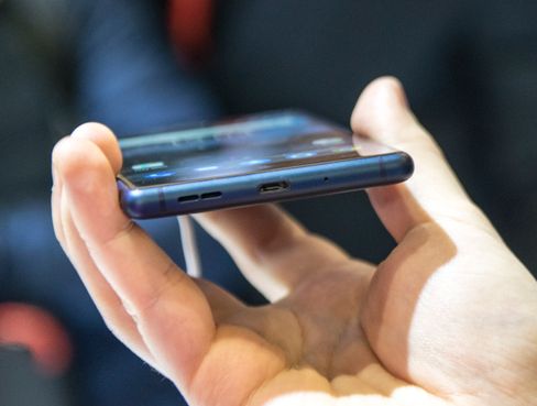 Her er det Micro-USB som gjelder, og ikke nye USB-C. Her får du heller ikke hurtiglader. Men man må alltid ha prisen i mente, og disse tingene får du stort sett heller ikke på andre telefoner i prisklassen.