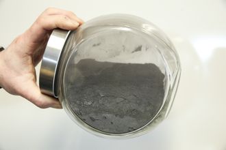ULIK SUBSTANS: Finknust Silgrain som på denne beholderen blir mellom annet brukt i dieselpartikkelfilter i biler.