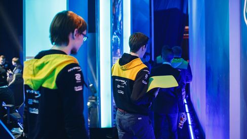 Na'Vi-laget gjør det meste av hverdagslige ting sammen.