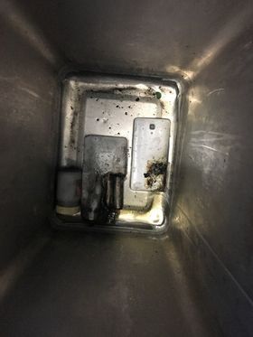 SLUKKET: Kabinbesetningen greide å slukke brannen da en mobiltelefon tok fyr i luften.