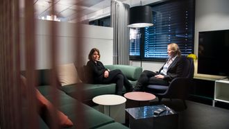 Fellesarealet hos Telenor skal brukes til uformell utveksling av tanker og ideer. Fra venstre: Hege Solberg og Katrin Skjong.