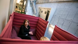 Flere slike sofaer står hos Telenor på Fornebu. Avbildet er Hege Solberg, kommunikasjonsmedarbeider i Telenor Eiendom.